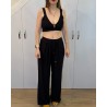 Conjunto de mujer compuesto por un top y un pantalón.