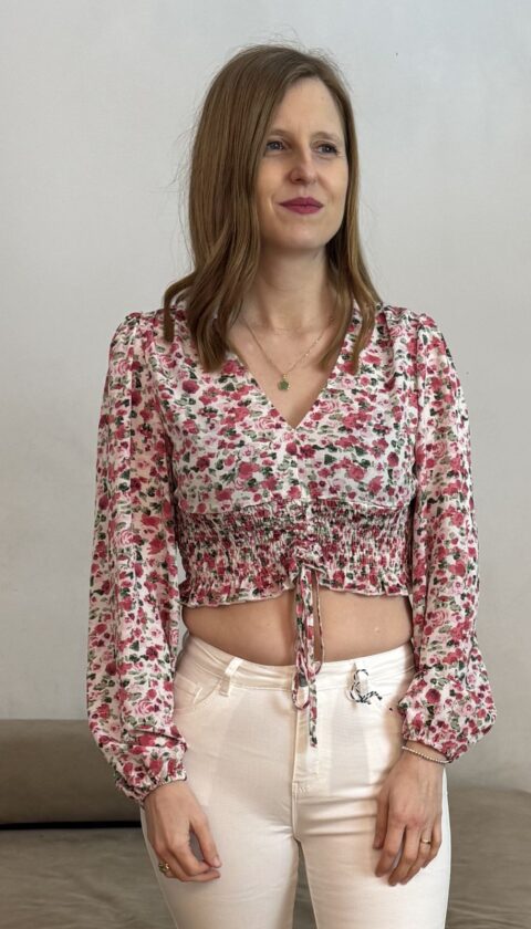 blusa corta estampado flores